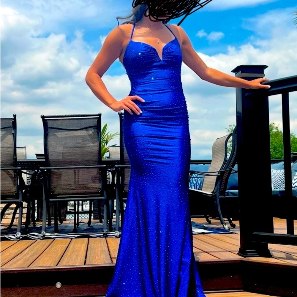 Beautiful size 2 prom dress . Excellent condition, wore 1x for 4 hours.